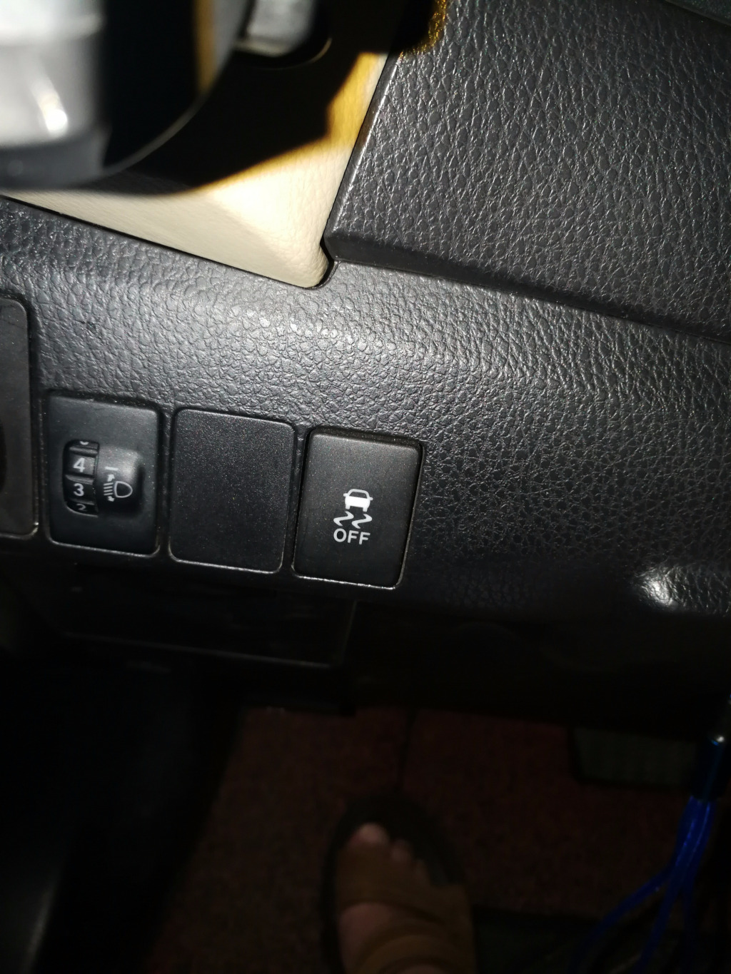2014款1.8雷凌出现发动机故障灯，ABS和防_