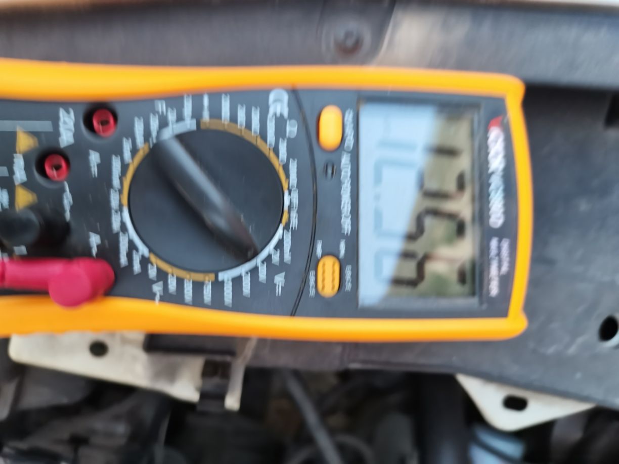 2015经典科鲁兹，仪表盘上有个发动机故障黄色的_