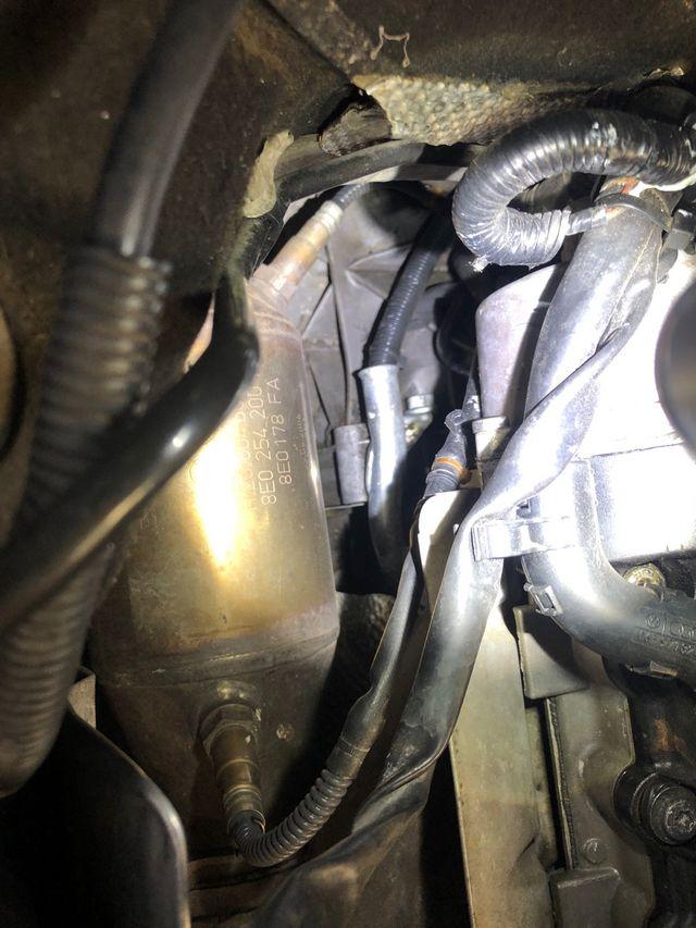 请问07年奥迪a4 b7 2.0t的水温传感器在哪?找了节温器上没有传感器