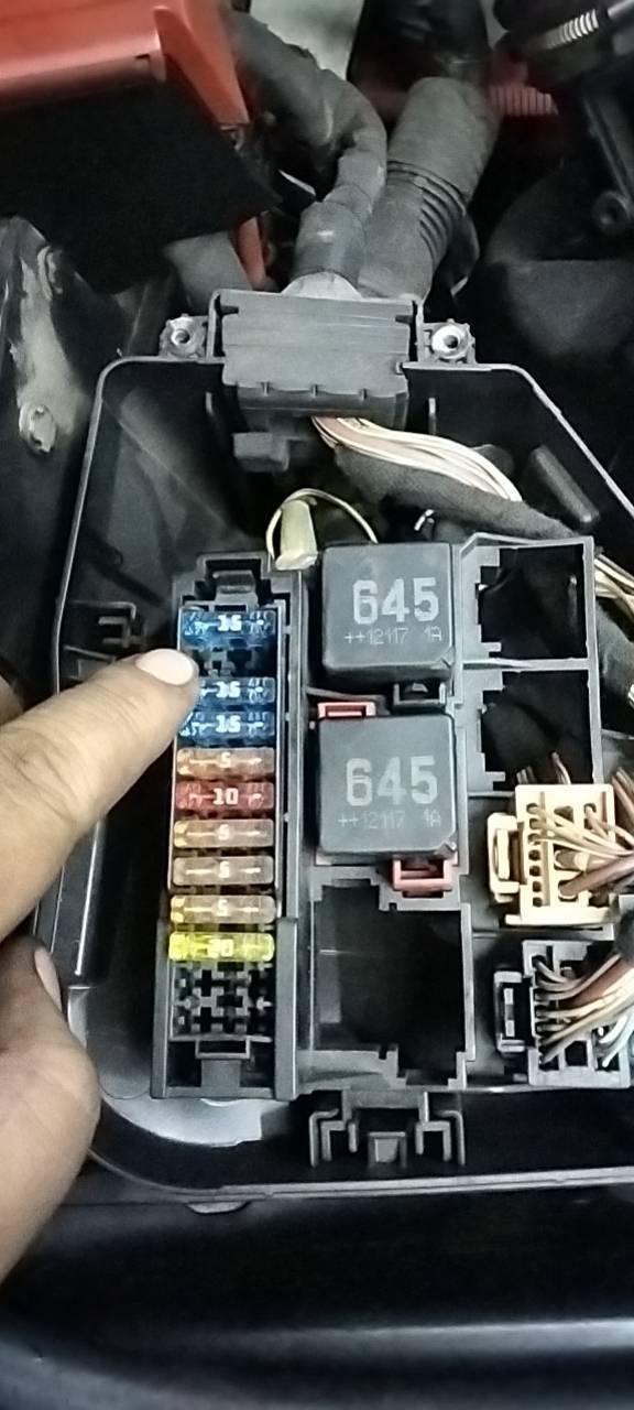 奥迪a8d4发动机舱保险盒图解