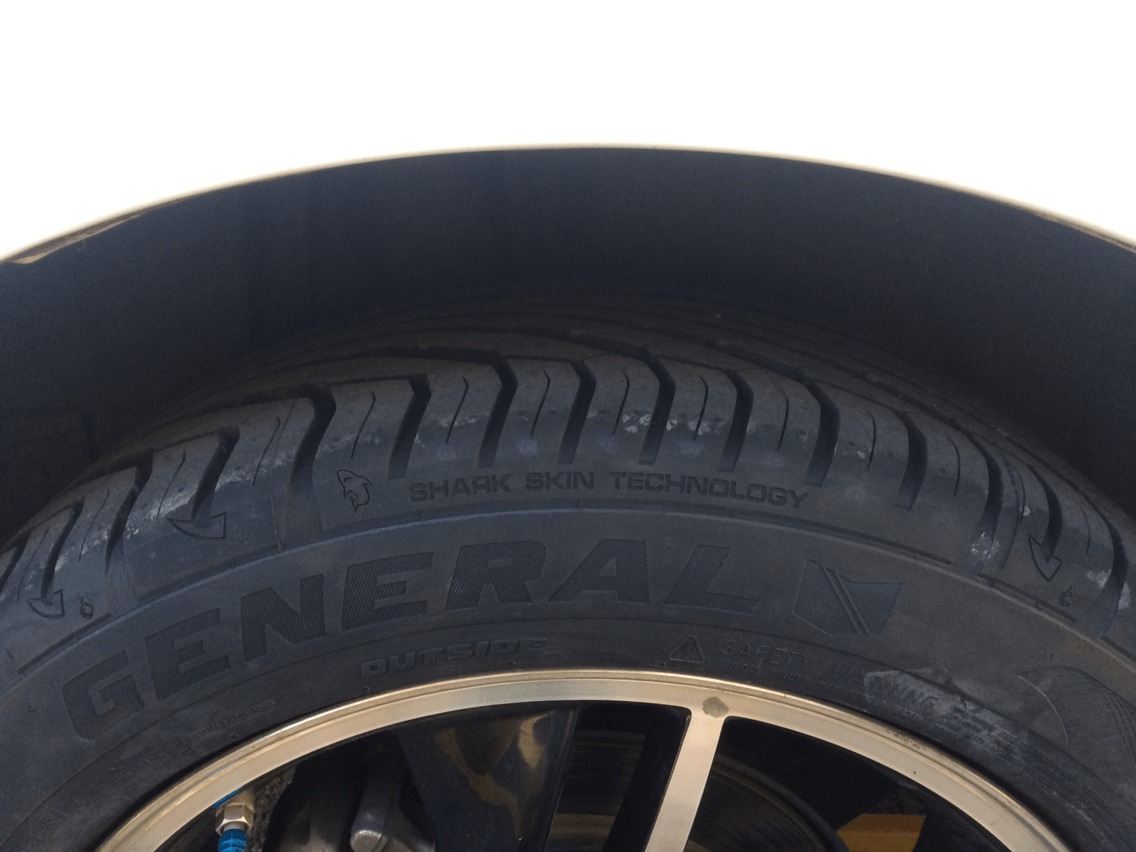 途虎买的将军轮胎gu5020221550r17安装的时候发现左右轮胎纹理不