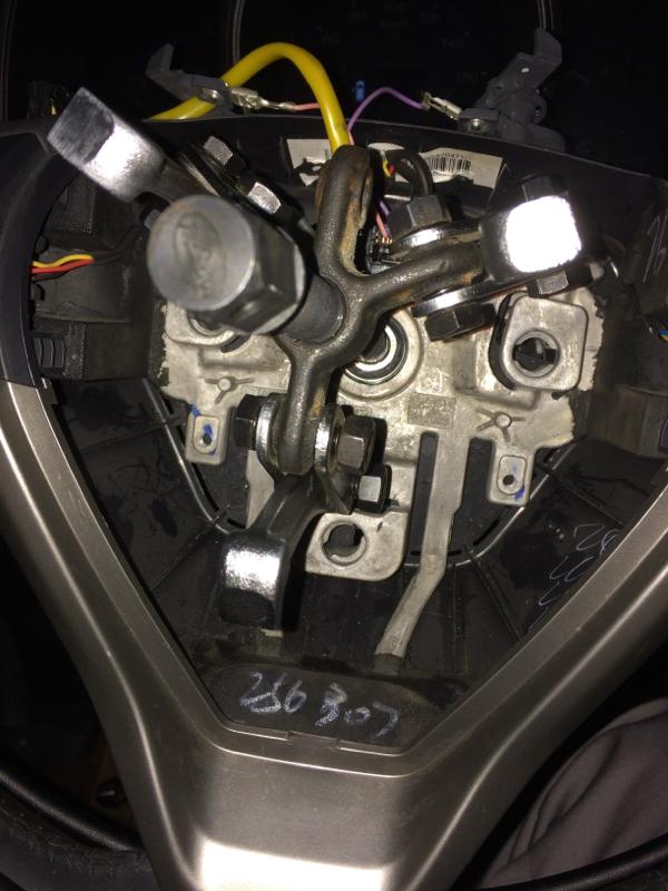 长安cx70方向盘怎么拆气囊已经拆下来了就是方向盘拿不下来