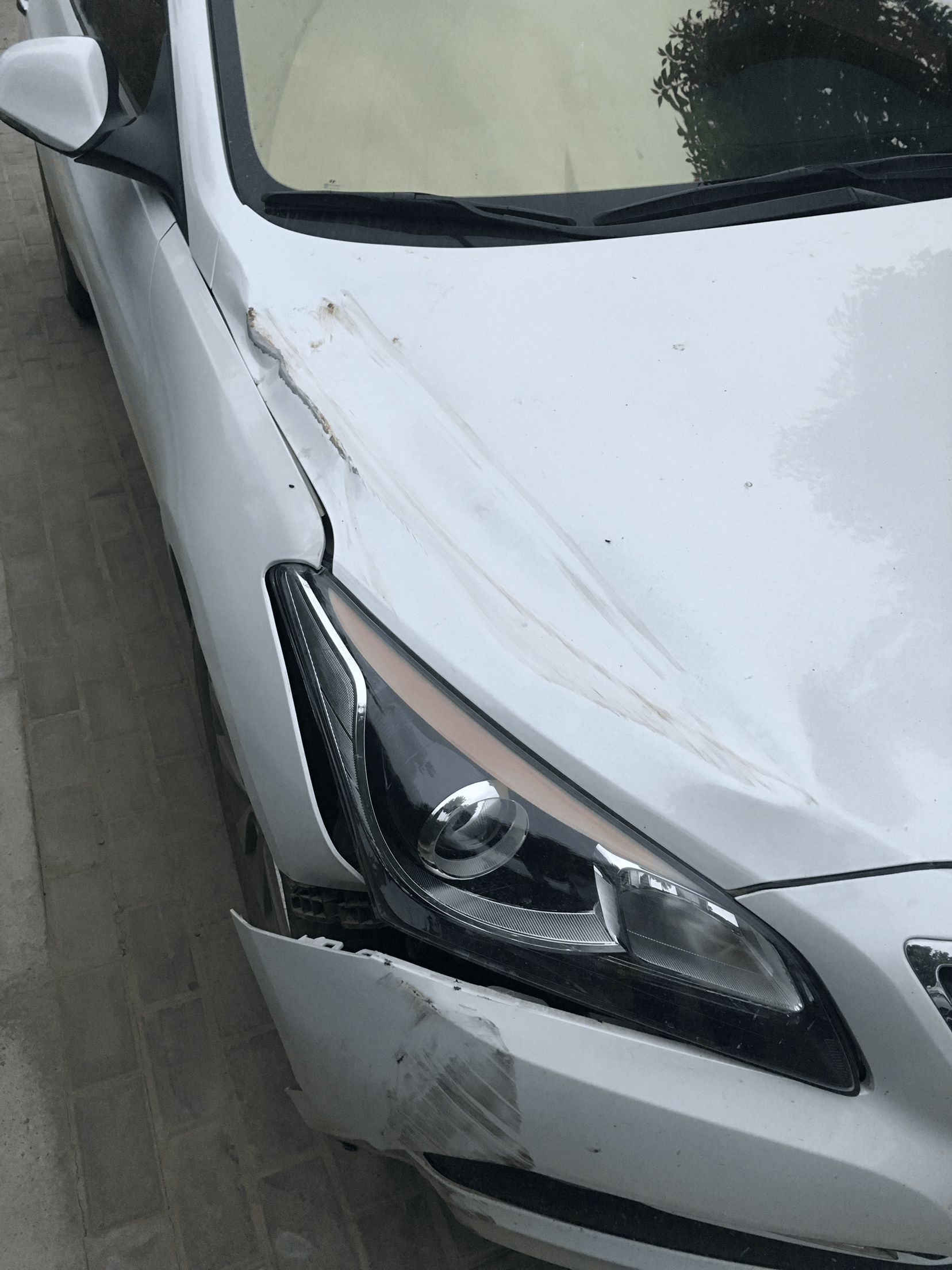 车子引擎盖前面被撞凹了也刮花了右前灯下面有坏了修理要花多少钱