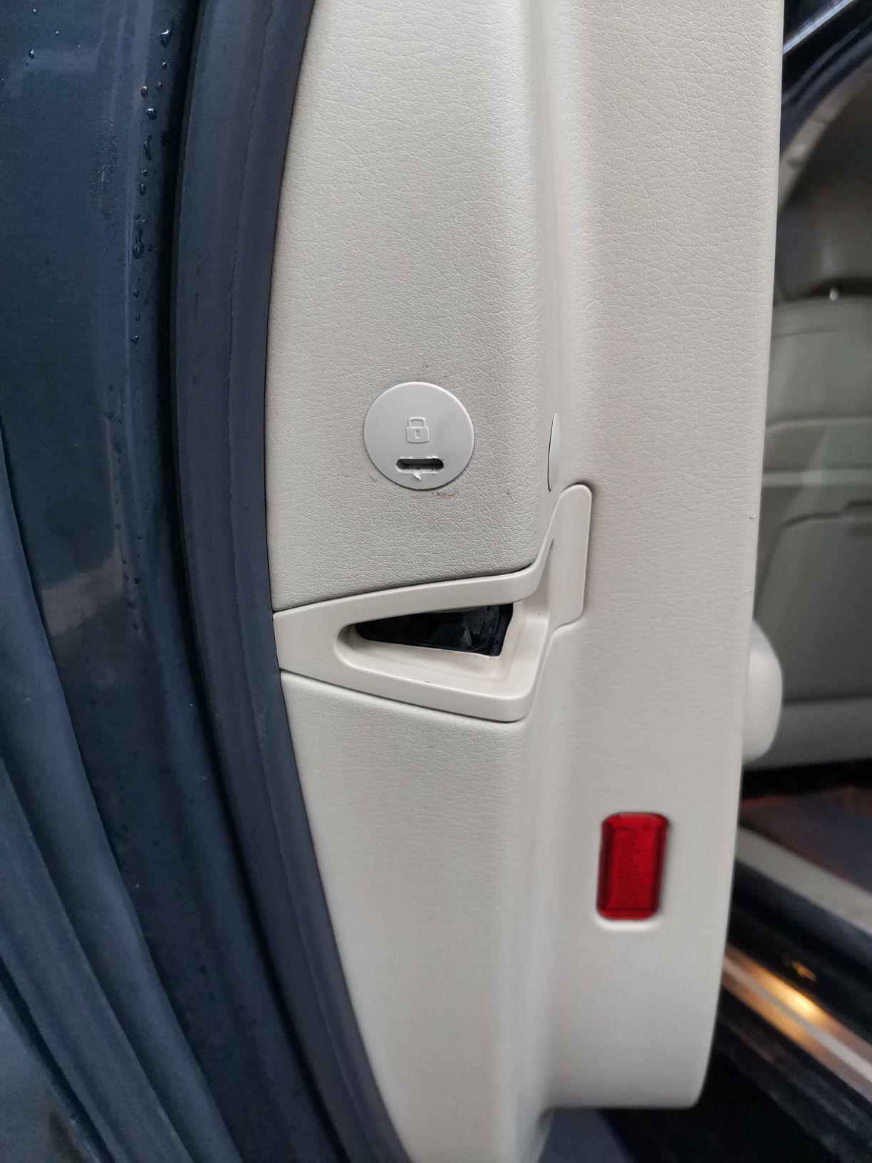 08年奥迪a8后两个门儿童锁关了,从主驾控制不能_奥迪_奥迪a8_汽车大师