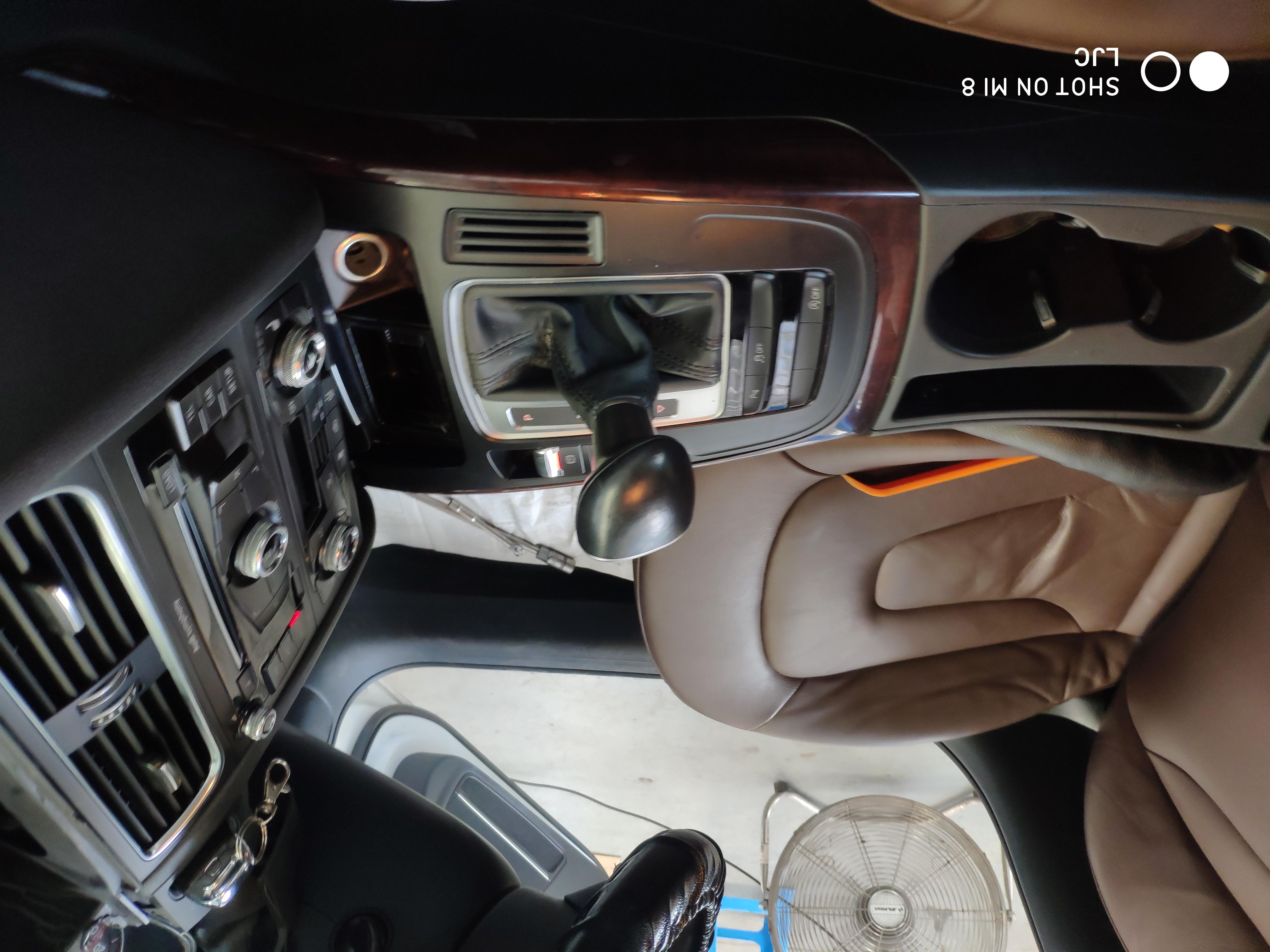 14年奥迪a4l中央扶手箱怎样拆 要卸仪表台