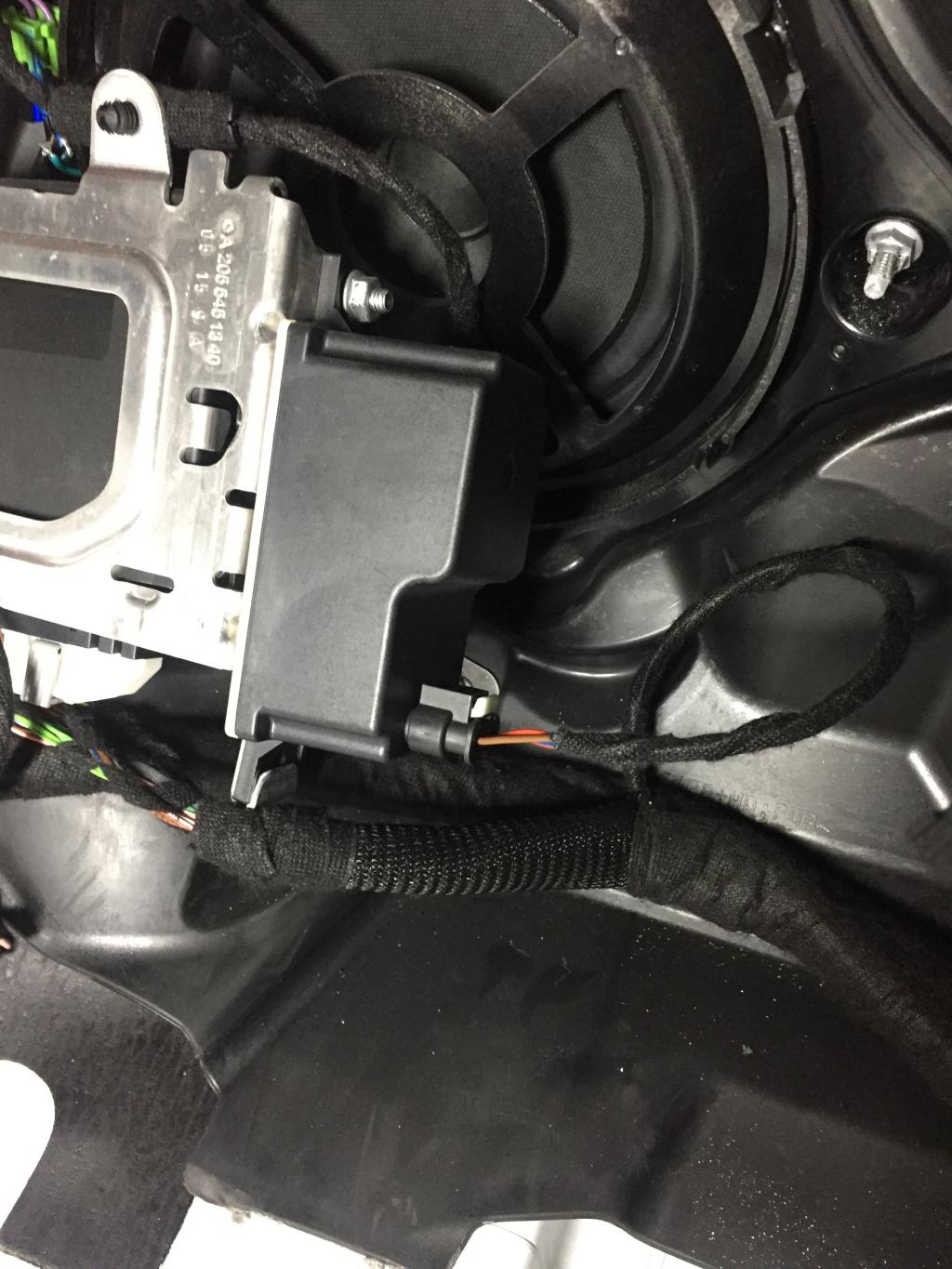 奔驰c200辅助电池在那个位置的