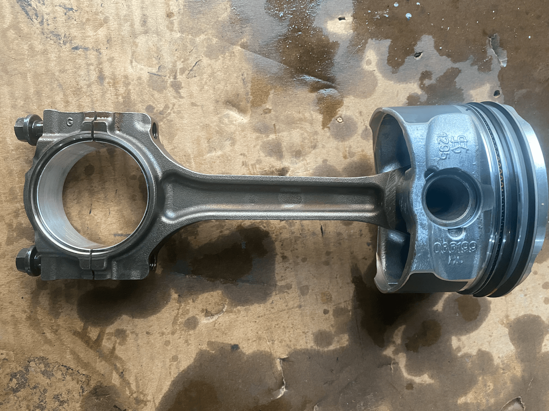 凯迪拉克组装连杆活塞时活塞箭头朝向1缸连杆与活塞有正反的标记吗