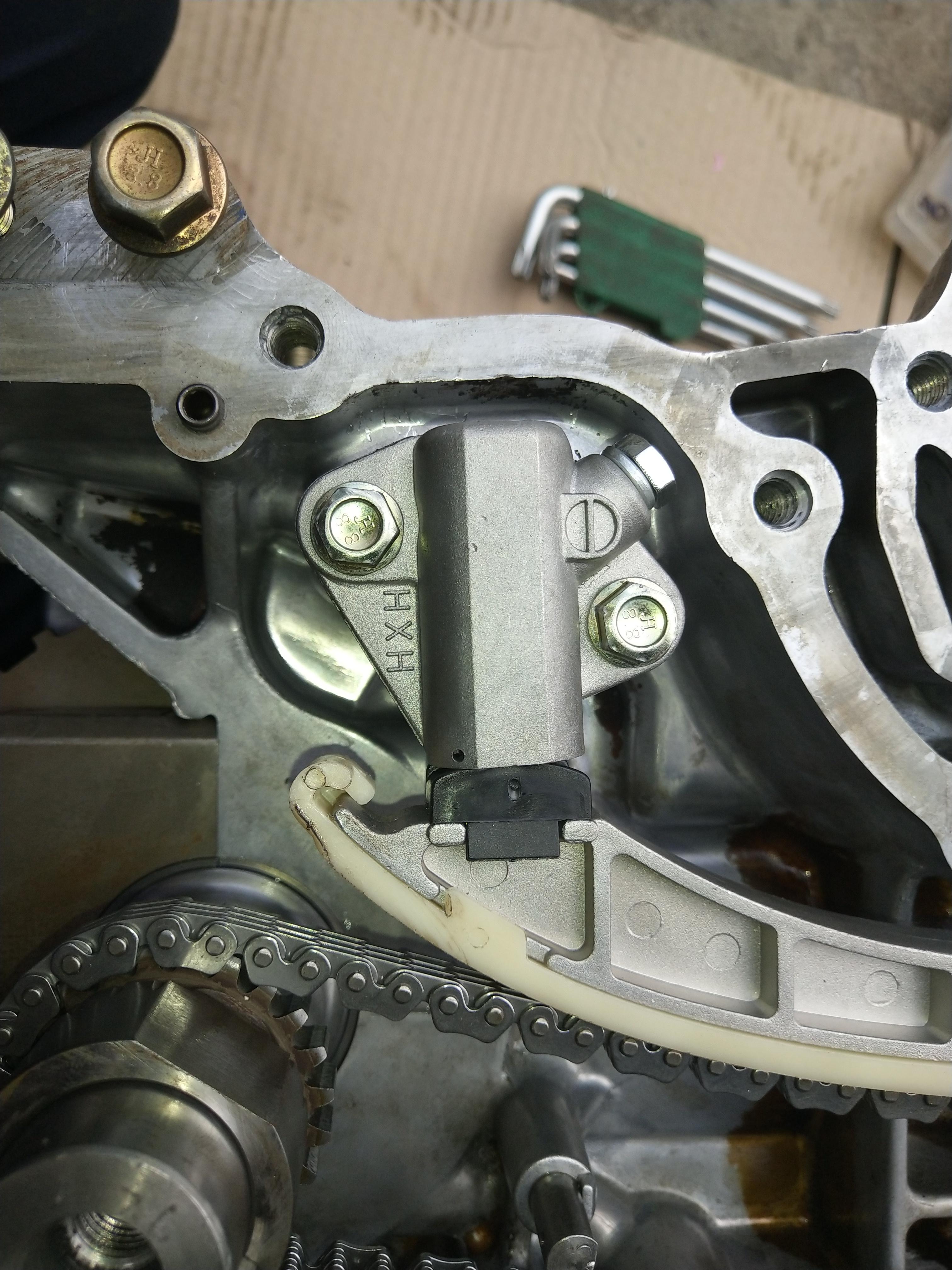 发动机正时链条装上去了,可涨紧器装上去后张紧器和链条导轨没间隙,是