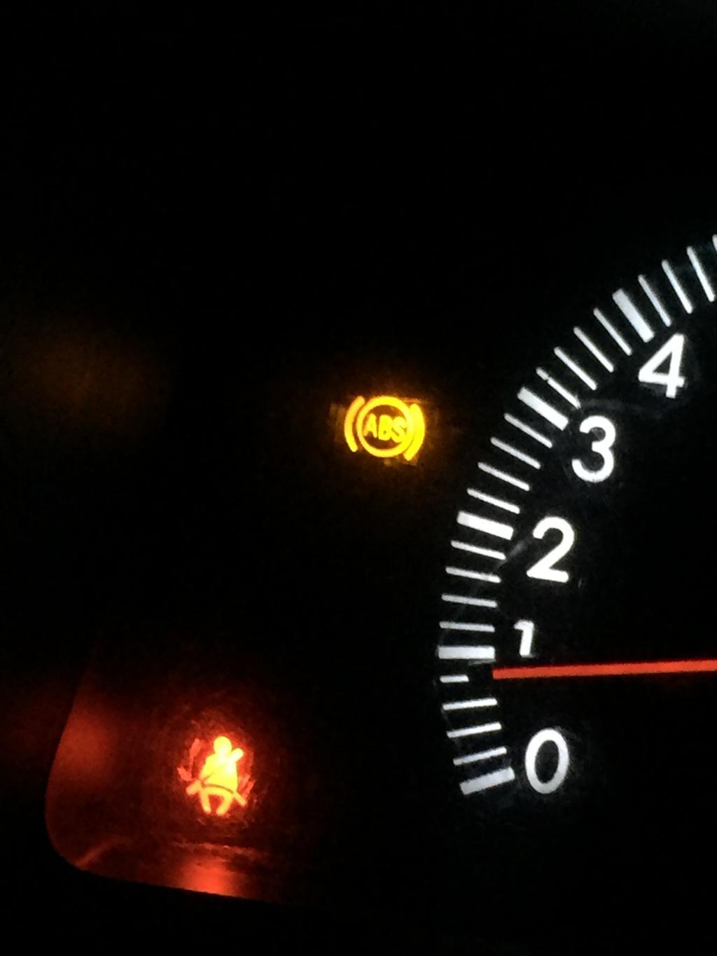 比亚迪f3abs灯亮怎么回事