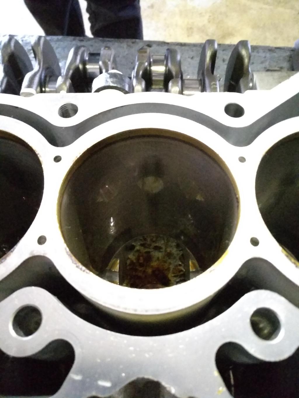 发动机缸体有划痕能看到摸不到才跑了3万公里是正常磨损还是有质量