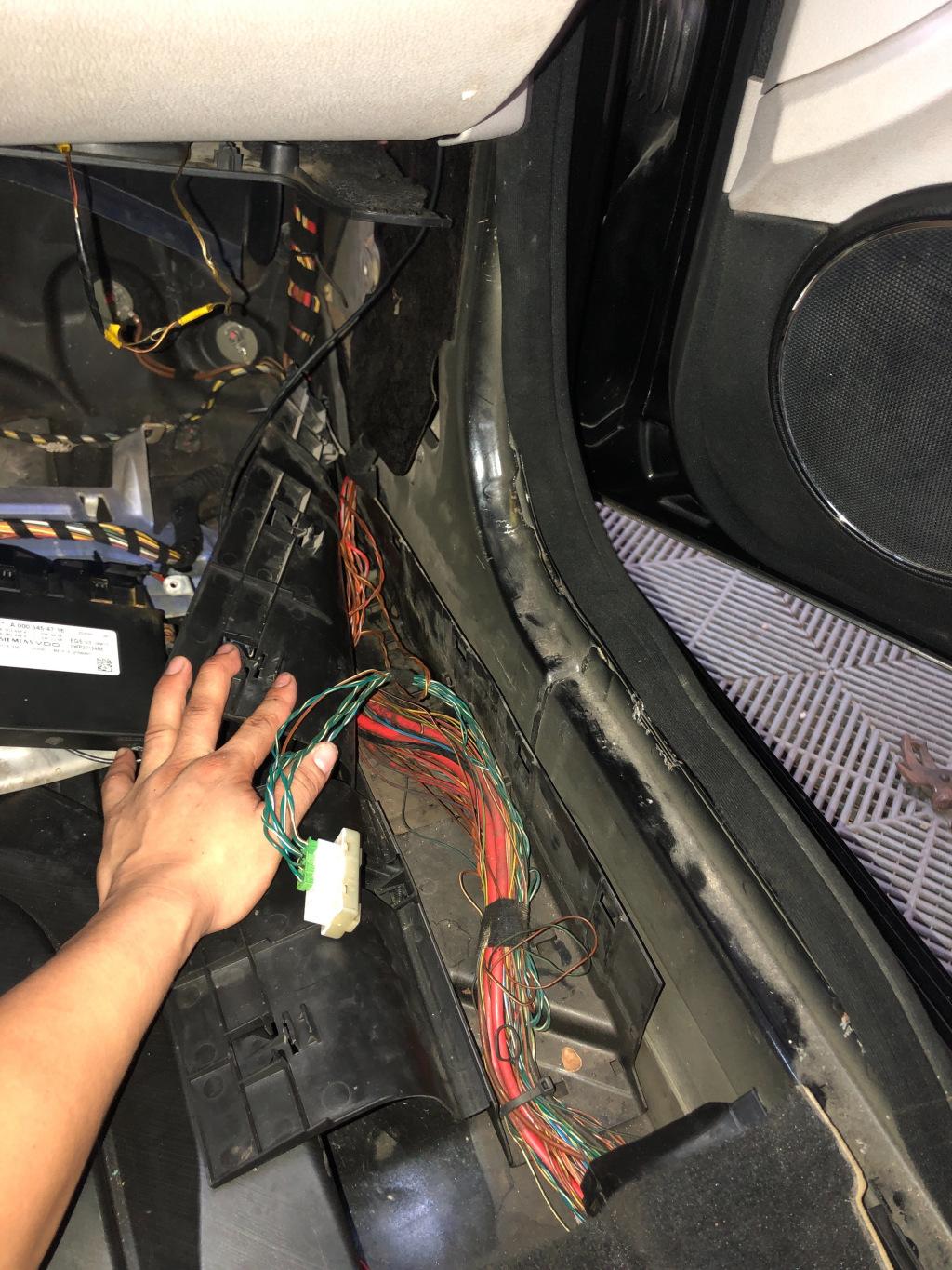 一辆奔驰车打不着火后来隔了一天半又可以然后风扇一直转各项功能都用