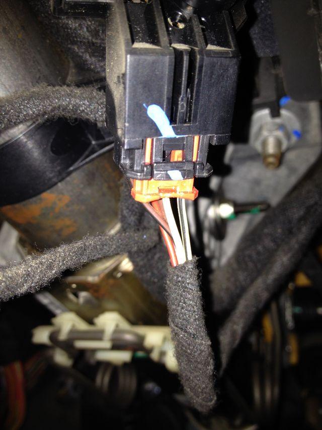 科鲁兹电门锁插座,有5条线一条正电两条ac,另外两条没电是不是电门锁