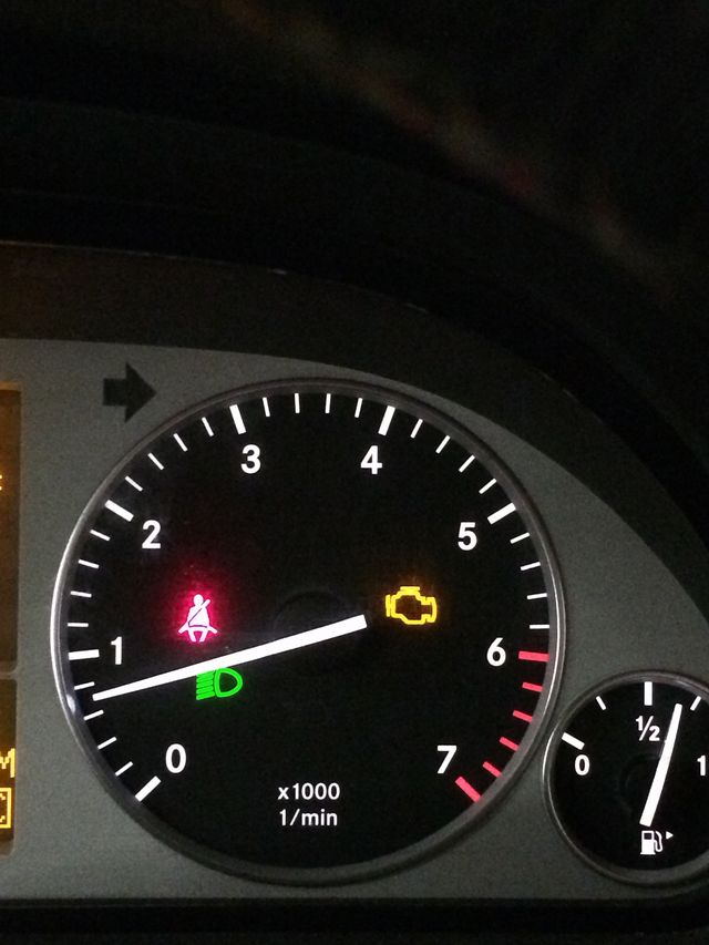 你好这是奔驰b200转速表中黄色图案亮了是什么意思