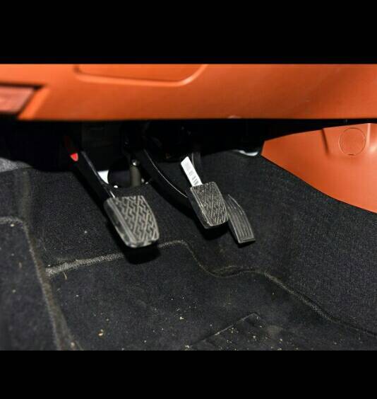 油门踏板位置都是这样设计的,是无法调整的油门踏板和刹车踏板平行