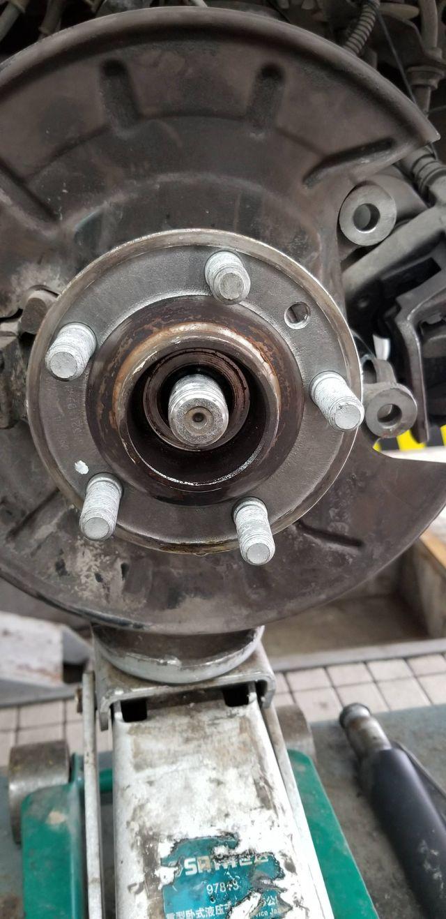 最近有个路虎神行者2后轮轴承异响,经检查更换_路虎_神行者2 _汽车