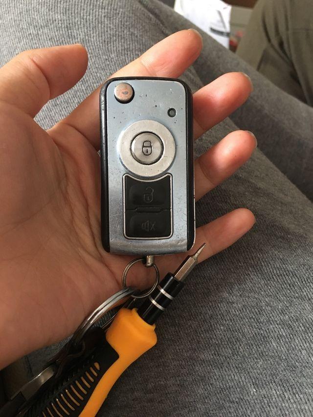 铁将军6568遥控车钥匙怎么拆卸外壳,更换钥匙电池?