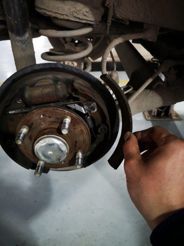 右后轮鼓刹刹车片脱落需要更换哪些零部件是否需要左右轮都更换呢