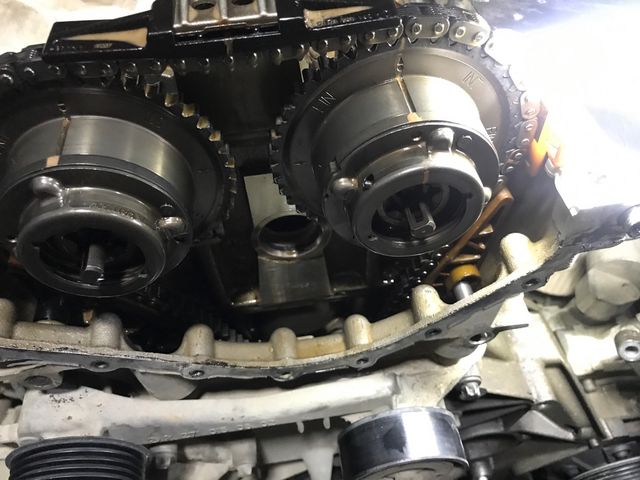 奔驰c200271发动机现在需要拆缸盖换气缸垫现在缸盖和缸体前面链板