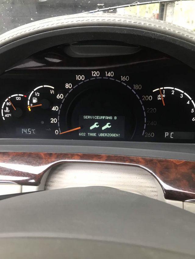 你好大师想问下02年奔驰s600仪表显示这个是什么意思另外右前液压减震