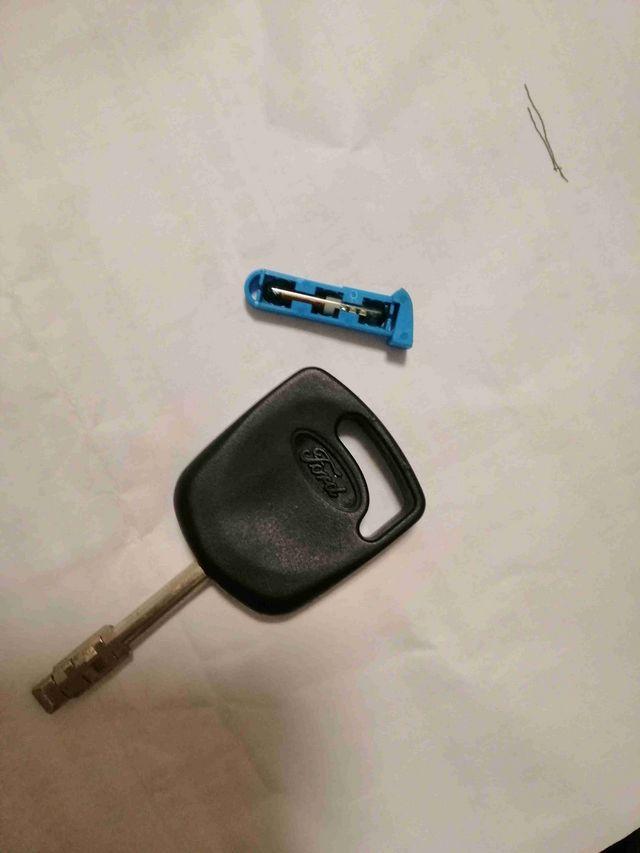 老蒙迪欧备用钥匙有个蓝色的塞子里面有一个保险管一样的东西有什么用