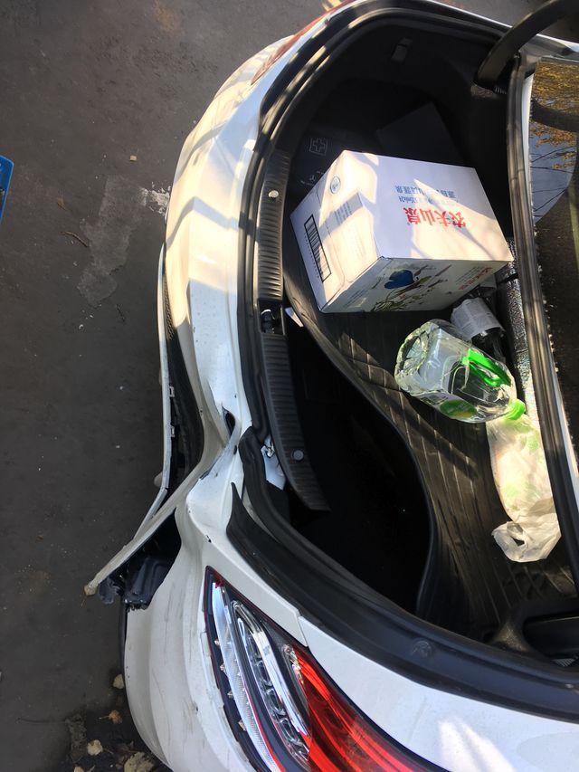 车追尾切割更换后备箱图奔驰汽车后保险杠维修图片车子在4s定损,一换