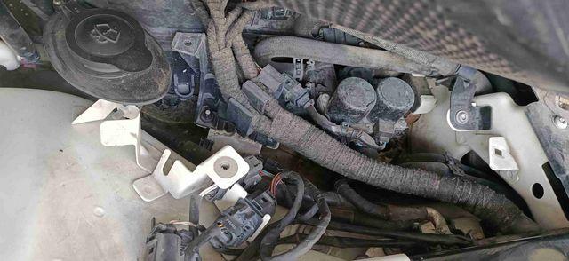 宾利飞驰没有电了后背箱打不开机舱有地方可以搭电吗