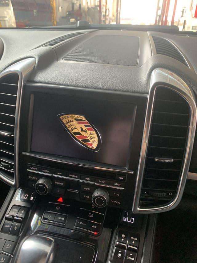 13年卡宴屏幕每15秒重启一次