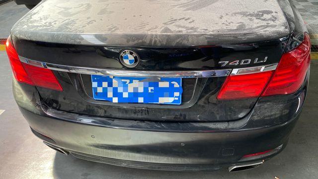 宝马740li泡水车放了几天时间减震就没气了后轮左右减震都没气启动