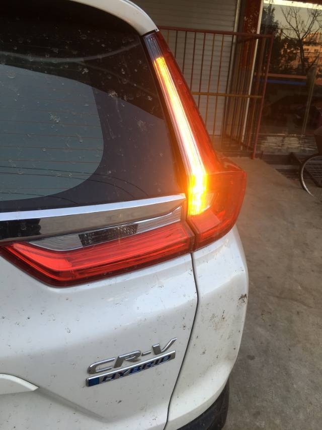 你好,18年本田crv混动,停车状态下,后右转向灯有时会自己闪亮.