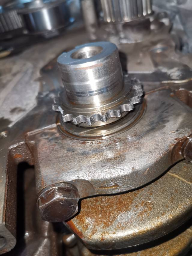 需要更换机油泵齿轮.这个需要一个位置安装.因为机油泵有平衡轴.