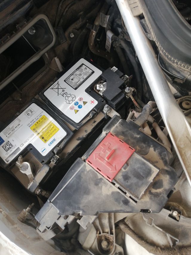 奔驰glc200辅助电瓶在哪里仪表盘显示停车保持发动机运转