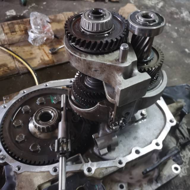 挂挡拨叉装上去两个拨叉一起动