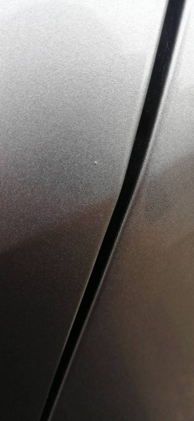 今年十月份提的车提车时没怎么注意看漆面不知道这种正常不正常
