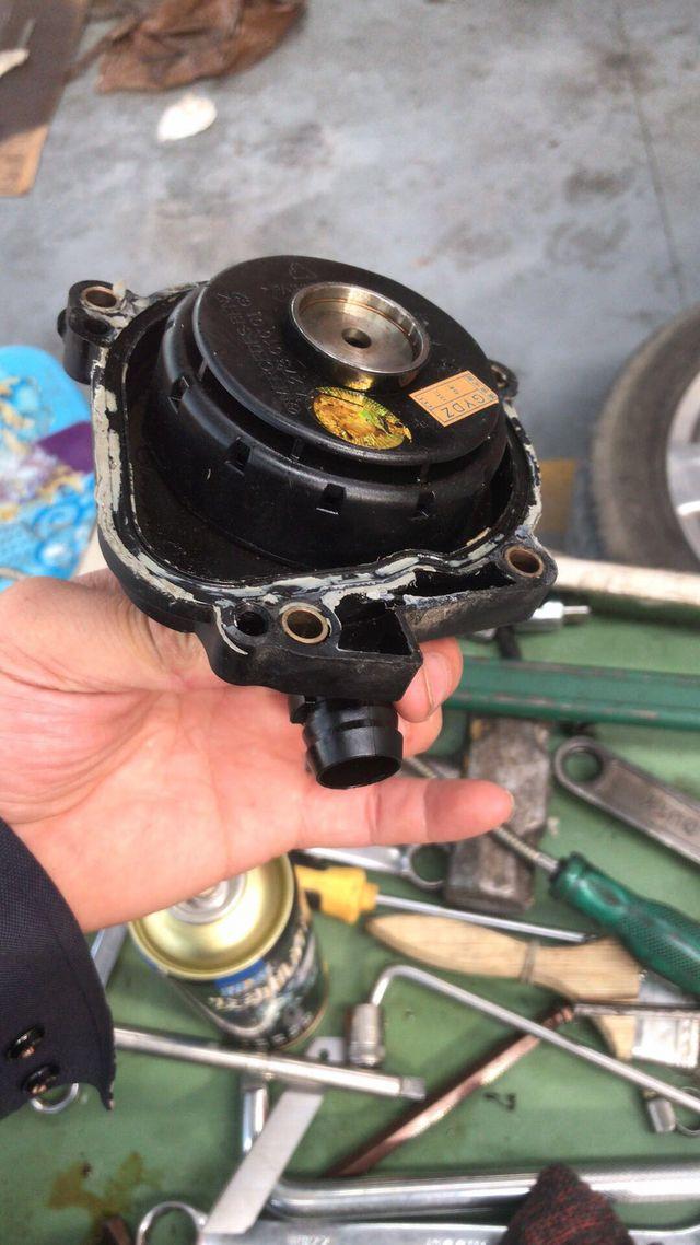 奔驰272废气阀和集油轮中间是不是还有其它配件集油轮是不是固定在