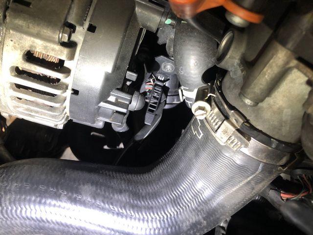 请问07年奥迪a4 b7 2.0t的水温传感器在哪?找了节温器上没有传感器