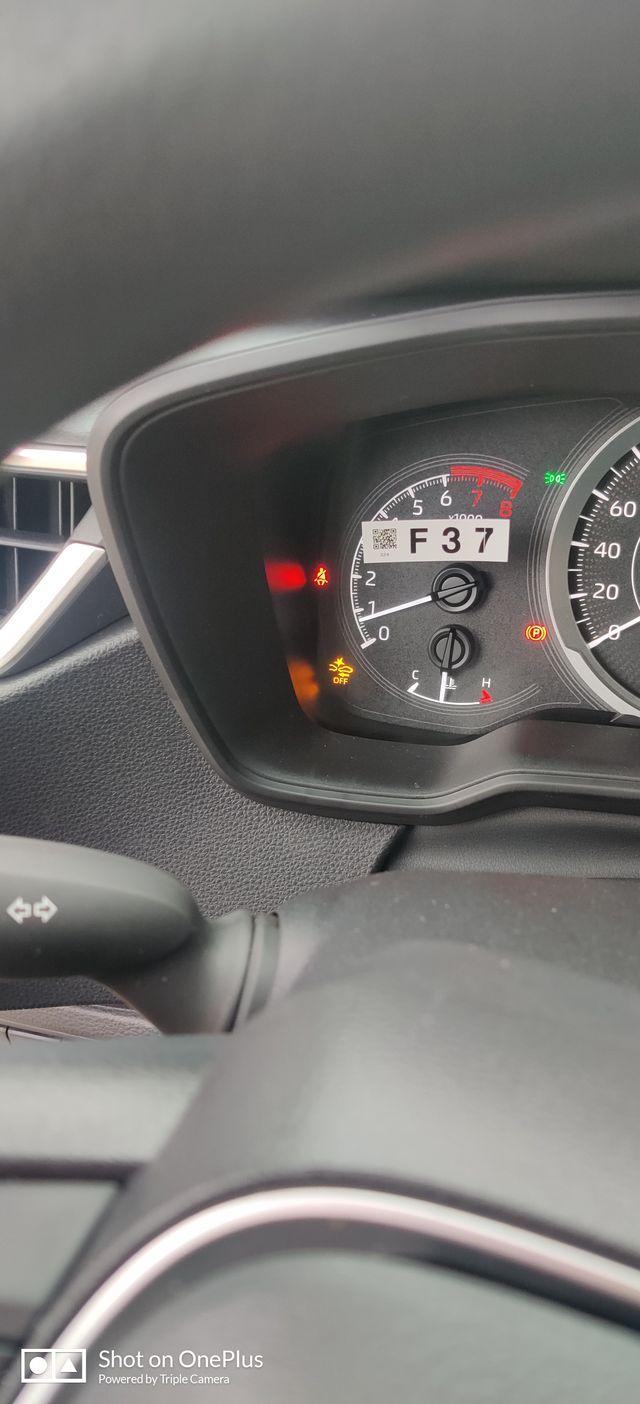 新车2021款卡罗拉精英普拉斯指示灯两个车装在一起