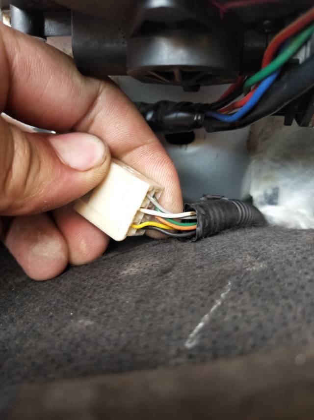 后备箱锁块线路麻烦给我看一下