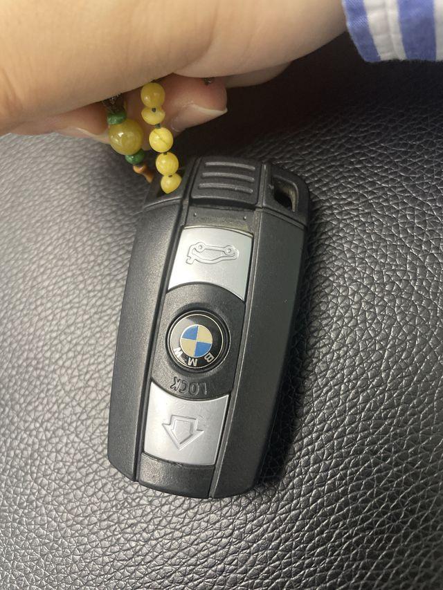 宝马老3系一体车钥匙,怎么更换电池?