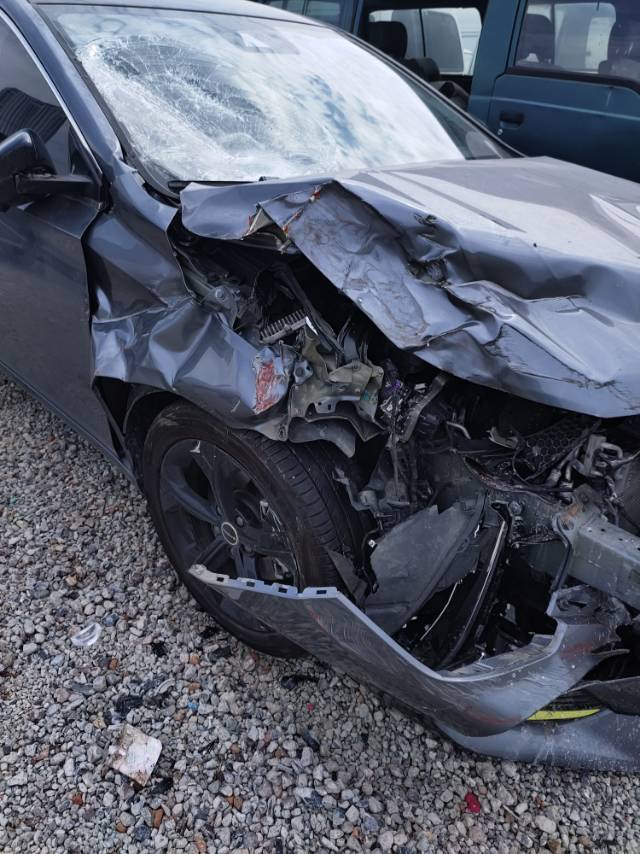 荣威i6max发生追尾主副驾安全气囊全部弹出a柱凹陷前挡风玻璃叶子板加