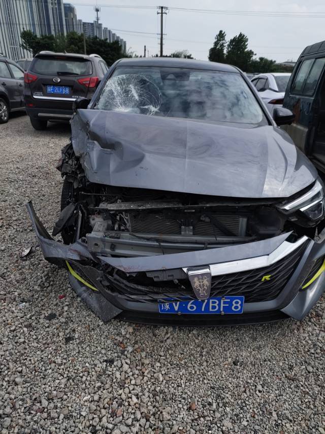 荣威i6max发生追尾主副驾安全气囊全部弹出a柱凹陷前挡风玻璃叶子板加
