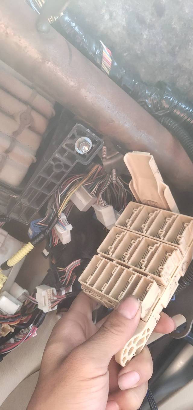 07年锐志右前a柱有个12插的继电器,求继电器插头_丰田_锐志 _汽车大师