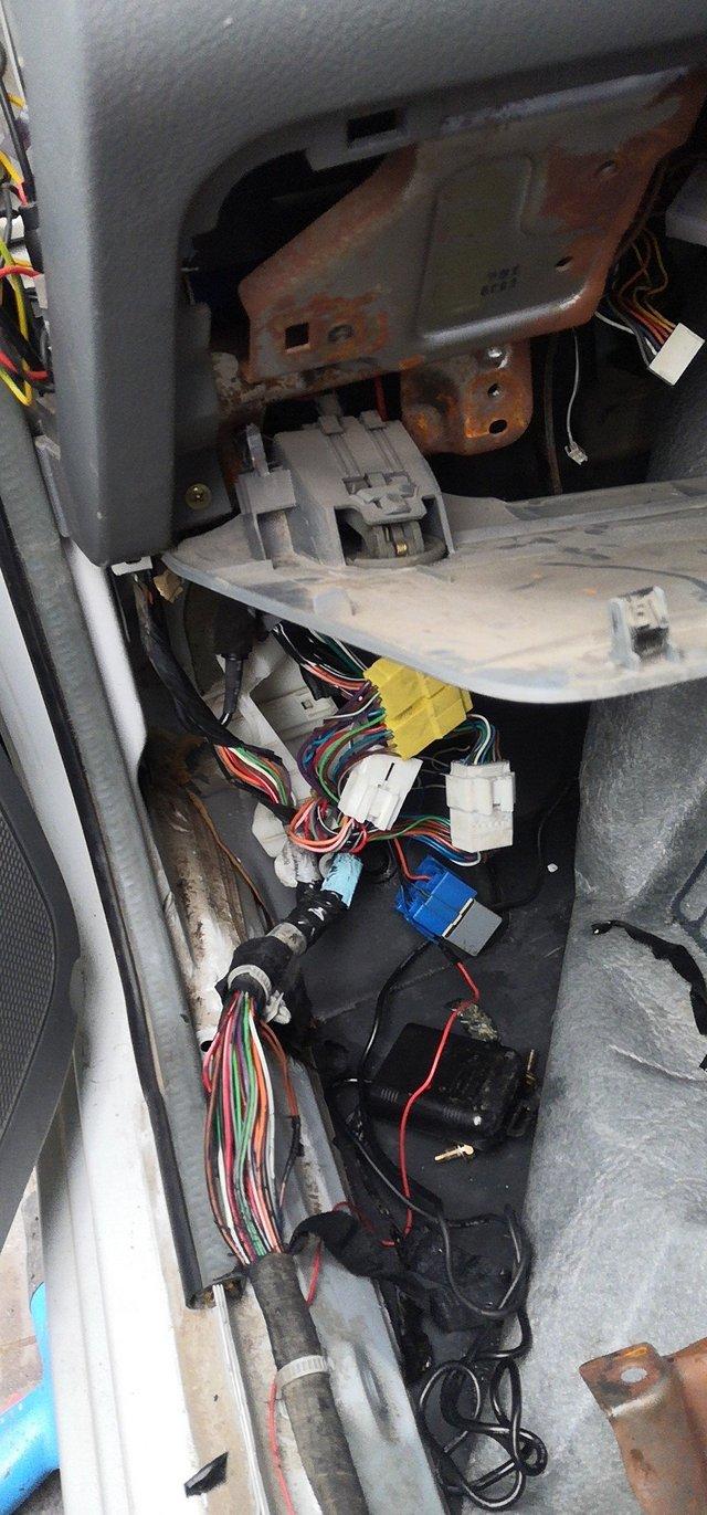 汽油泵线束上面没有电,油泵保险正常,线束查了没断