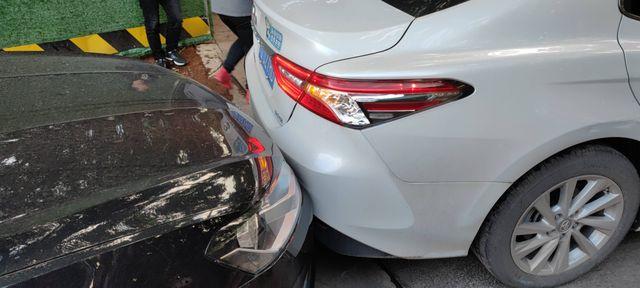 倒车时轻微碰撞到后车朗逸,我车无损,后车下部进气_大众_朗逸_汽车