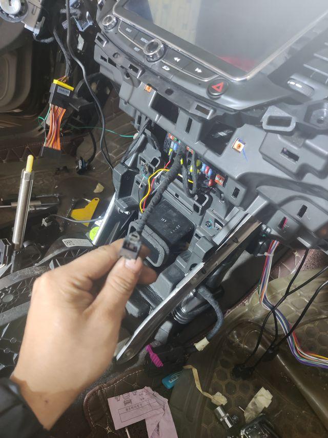 你看一下这个插头应该是插哪里的呢?_标致_标致508_汽车大师