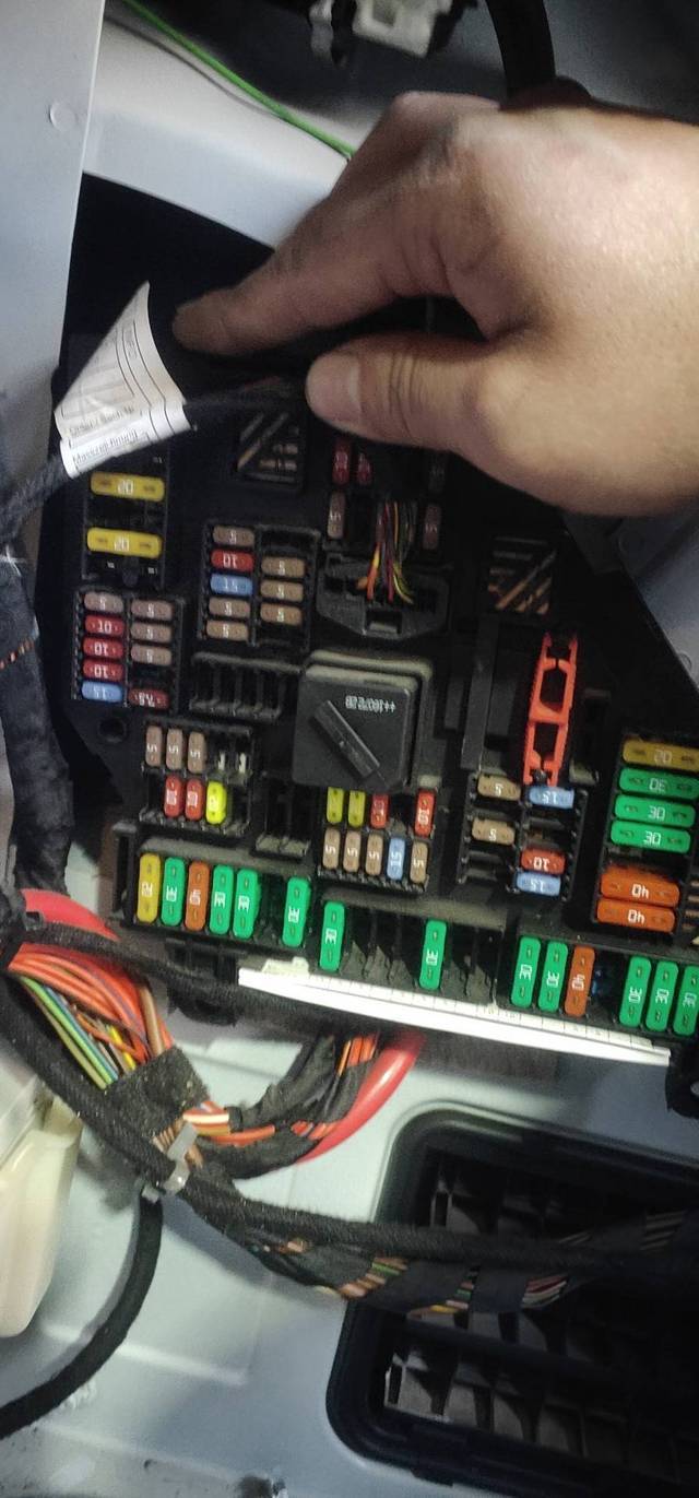 16年宝马525油泵线走哪里什么颜色或者保险位置我要装一个断油继电器