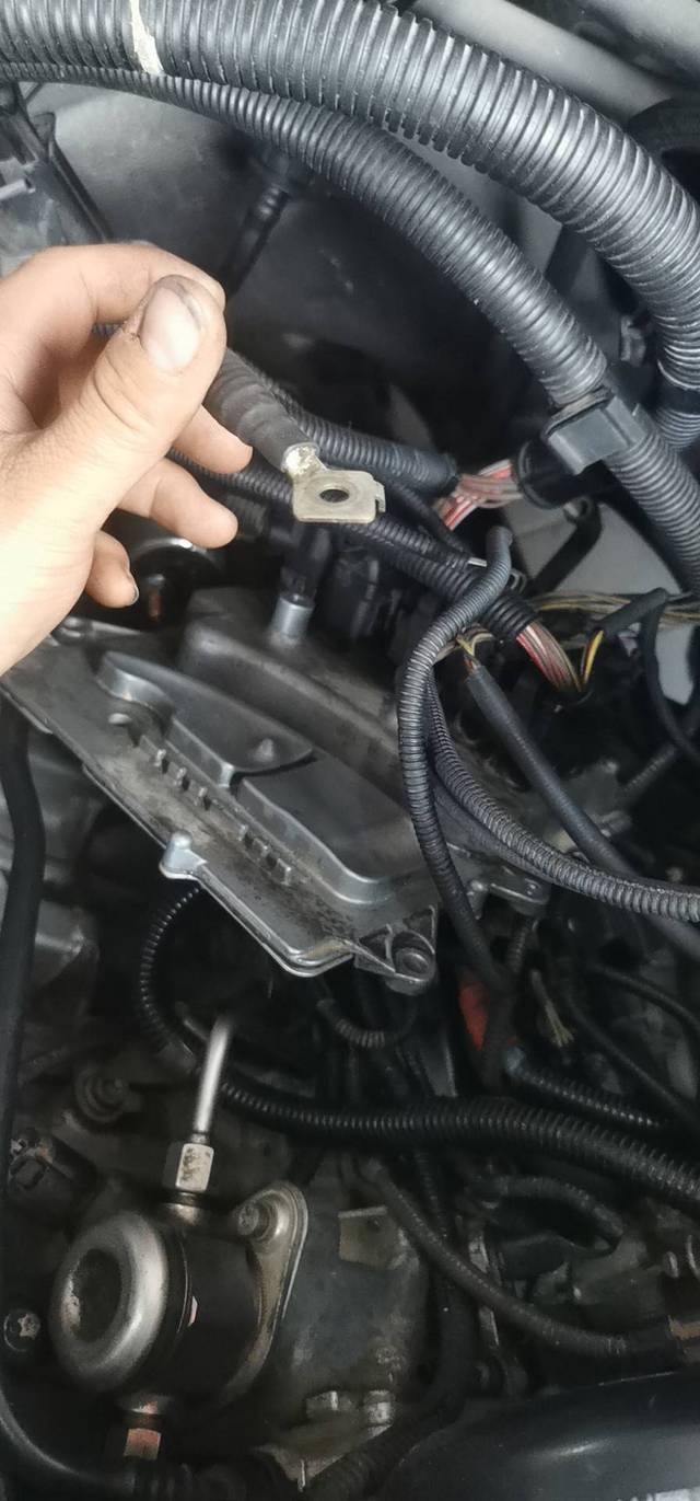 13款宝马x5发动机电脑出来的搭铁线安装位置