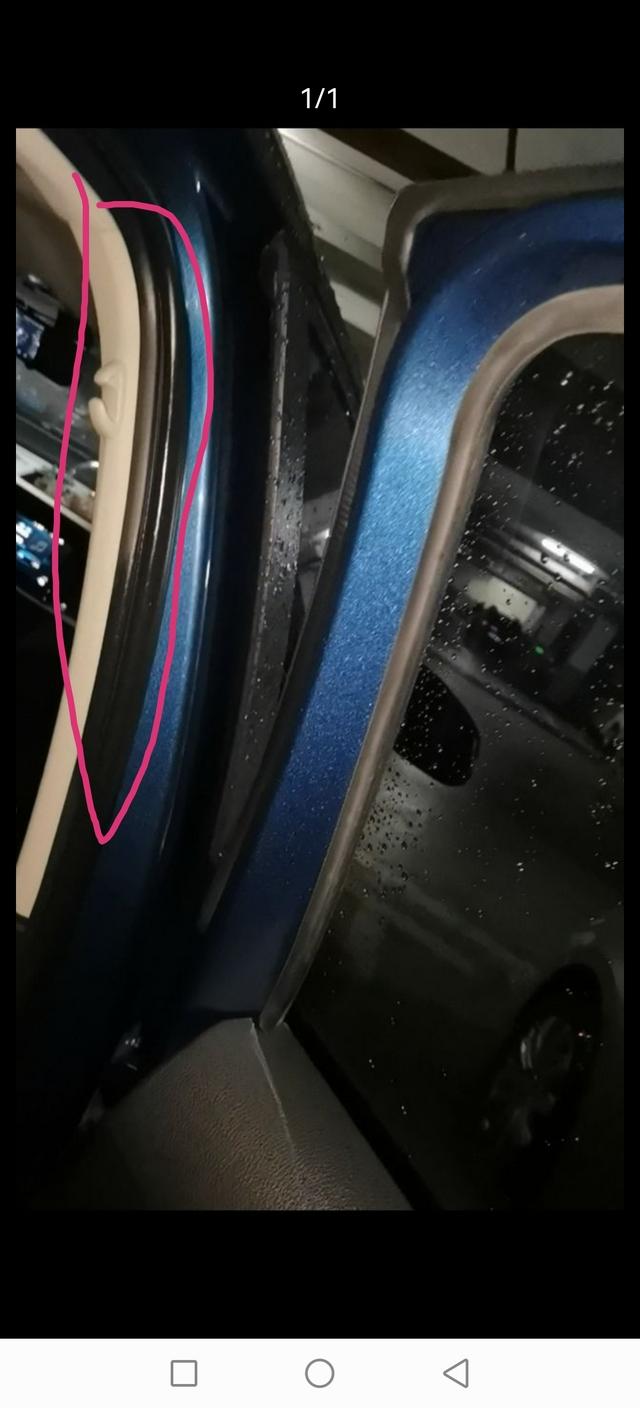 下雨天打开车门,密封条上面有水,正常吗?