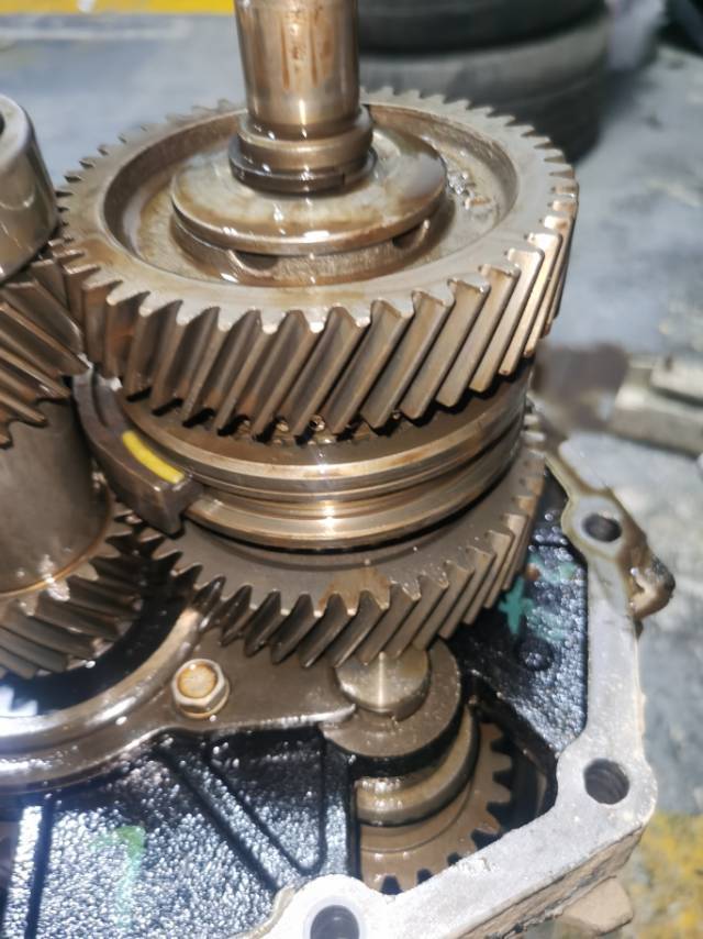 长城风骏5变速箱卡在5挡里面退不出来变速箱拆下来外壳拆解后挂挡是