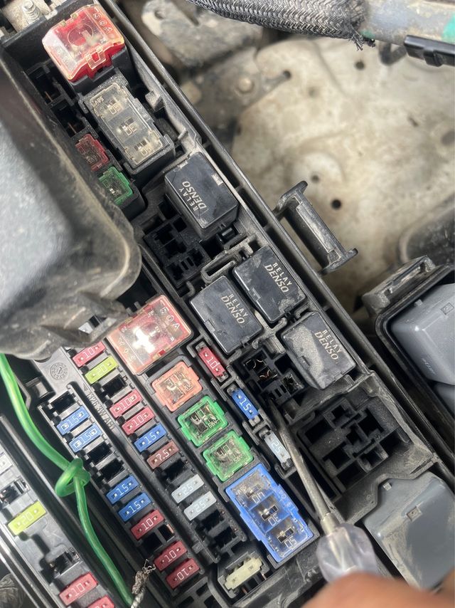 丰田霸道35空调压缩机继电器保险