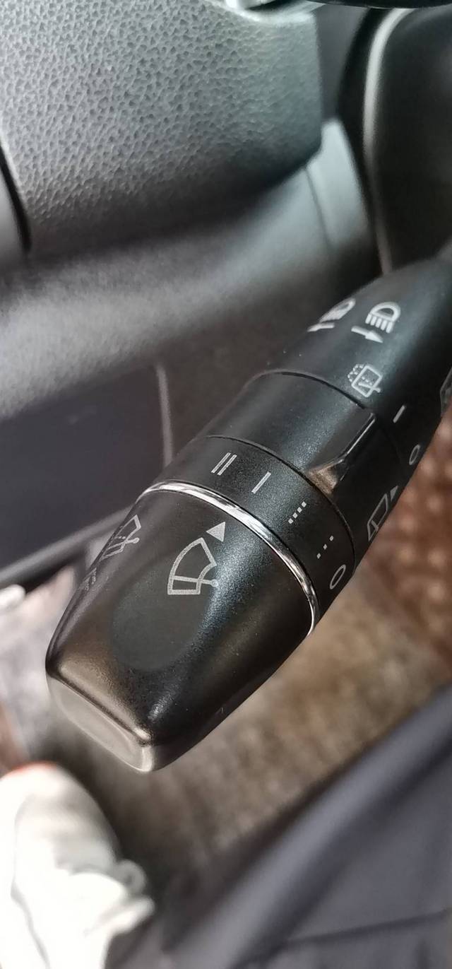 奔驰r350雨刮器喷水在哪里（奔驰r350雨刷怎么打开） 奔驰

r350雨刮器喷水在那边

（奔驰

r350雨刷怎么打开）「奔驰r350的雨刮器在哪」 行业资讯